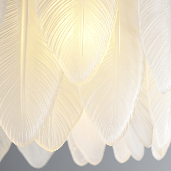 Lampa wisząca PIUMA złoty mosiądz białe pióra ze szkła 60 cm Step into Design