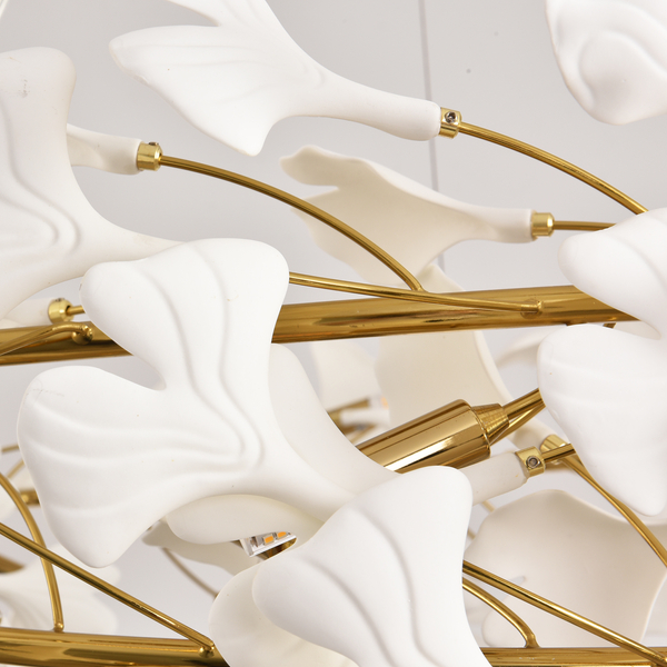 Designerska lampa wisząca BOTANIKA WAVE z ceramicznymi listkami - złoto i biel