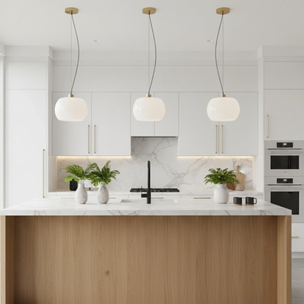 Lampa wisząca CHERRY - biała kula szklana ze złotymi detalami, do salonu