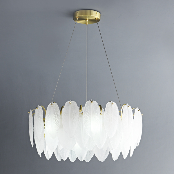Lampa wisząca PIUMA złoty mosiądz białe pióra ze szkła 60 cm Step into Design
