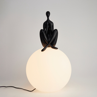 Lampa biurkowa WOMAN-3 biała kula z czarnym ludzikiem 47 x 35 cm