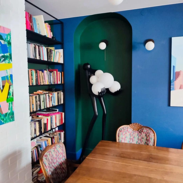 Lampa podłogowa WOMAN – designerska,czarna figura kobiety z białymi kloszami, 180 cm