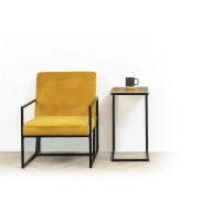 Stolik boczny ALIAJ – nowoczesny stolik pomocniczy z czarną metalową ramą i blatem w dekorze drewna