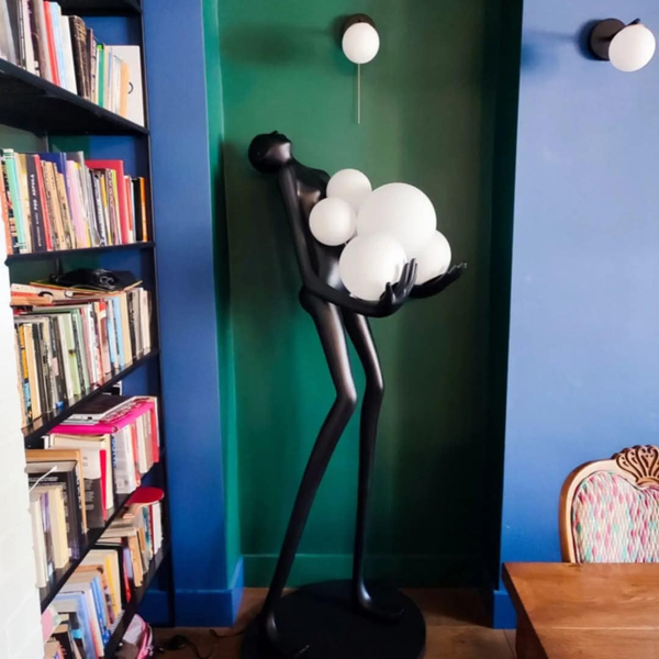 Lampa podłogowa WOMAN – designerska,czarna figura kobiety z białymi kloszami, 180 cm