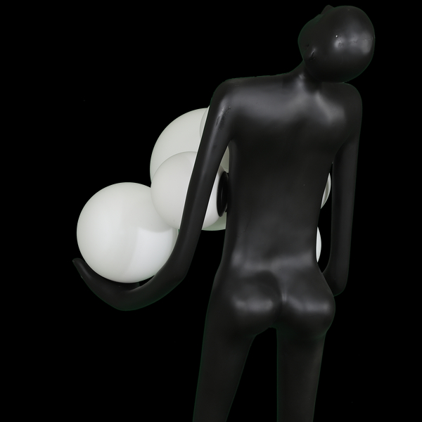 Lampa podłogowa WOMAN – designerska,czarna figura kobiety z białymi kloszami, 180 cm